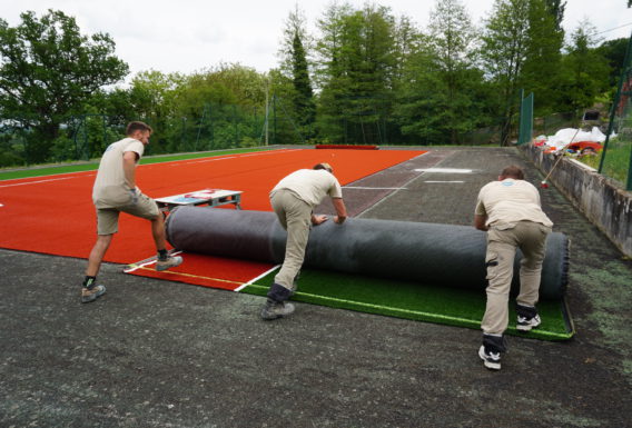 Terrain de tennis synthétique