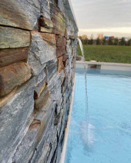 Fontaine lame d'eau avec piscine