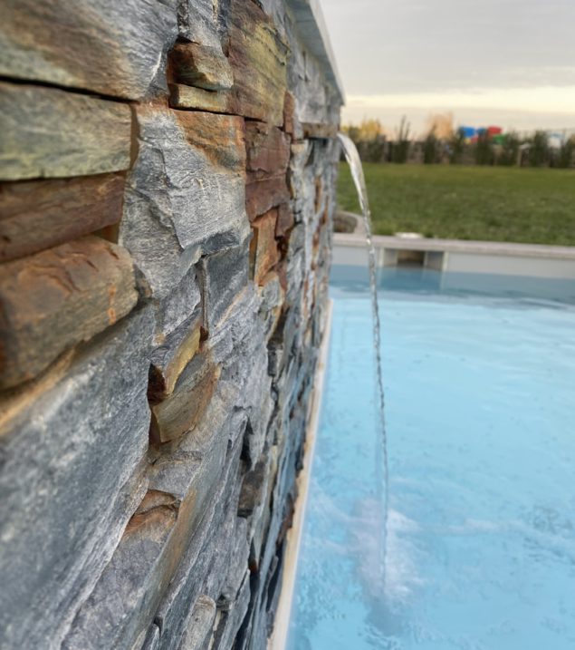 Fontaine lame d'eau avec piscine