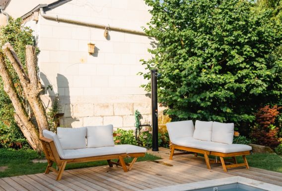 Pisciniste Saumur : création de terrasse bois et espace piscine dans un jardin