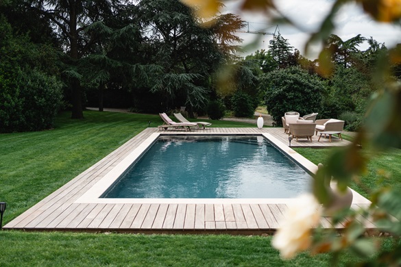 Terrasse en bois autour d'une piscine