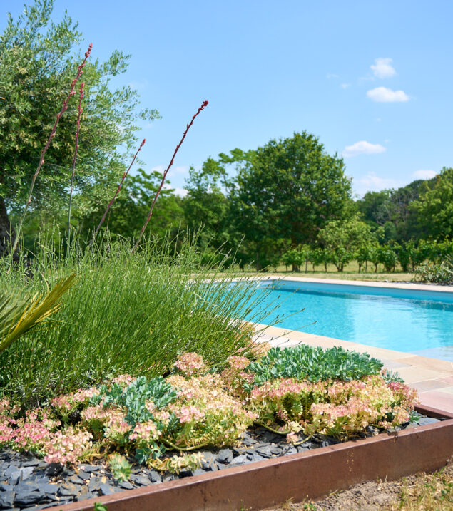 Comment aménager un jardin près d'une piscine ?