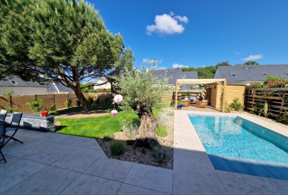 Jardin paysager avec pin parasol, muret en pierre naturelle et massifs arbustifs - Création paysagiste Angers