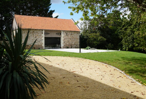 Allée en stabilisé et pelouse soignée menant à dépendance en pierre - Aménagement paysagiste Saumur