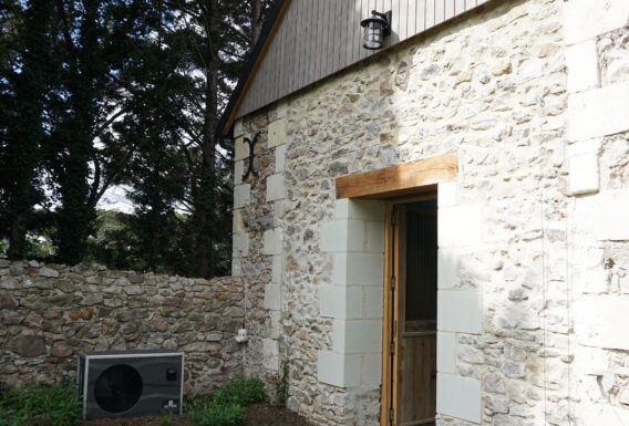 Bâtiment en pierre rénové avec extension bois et allée en pas japonais - Aménagement paysagiste Angers