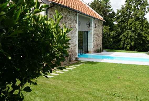 Verrière noire style atelier pour piscine intérieure-extérieure - Menuiserie pisciniste Angers