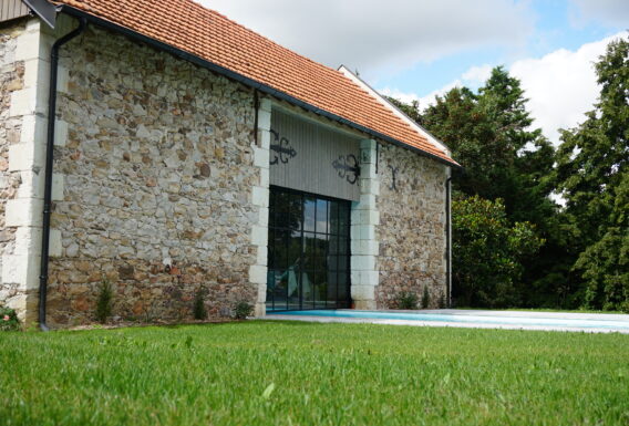 Piscine traversante intérieur-extérieur avec verrière moderne - Réalisation pisciniste Angers