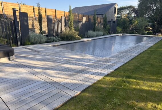 Piscine équipée de volet roulant immergé et large terrasse bois - Installation pisciniste Angers